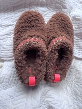 UGG Woman Brown Fuzzy Slip-Ons with Pink Trim